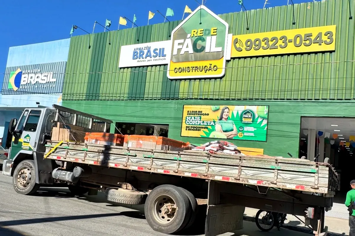 Fachada verde da Rede Fácil Armazém Brasil em Pocinhos com o caminhão da loja carregado de material na frente
