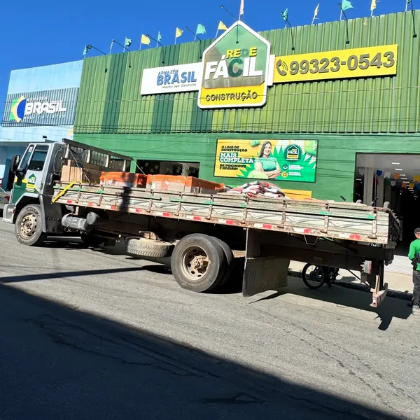 Fachada da Rede Fácil Armazém Brasil em Pocinhos com o caminhão da loja carregado