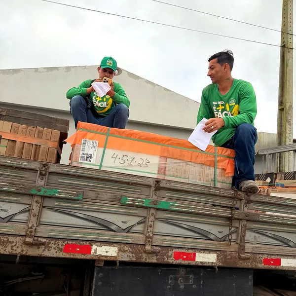 Equipe do Armazém Brasil conferindo o pedido sobre o caminhão