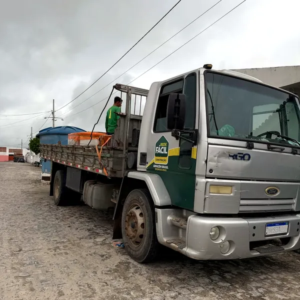 Caminhão da Rede Fácil Armazém Brasil pronto para entrega